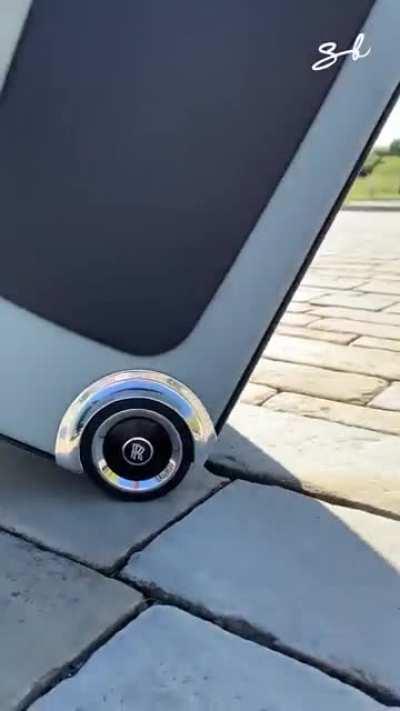 Rolls Royce from the future in action!