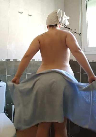 Ups... my towel fell off 😇