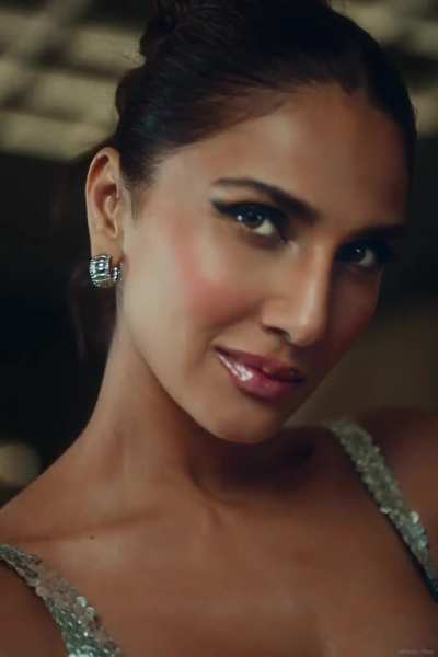 Vaani Kapoor | Aadat Song - II