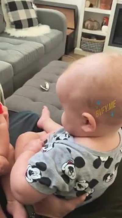 Близнец видит близнеца после отдыха у бабушки