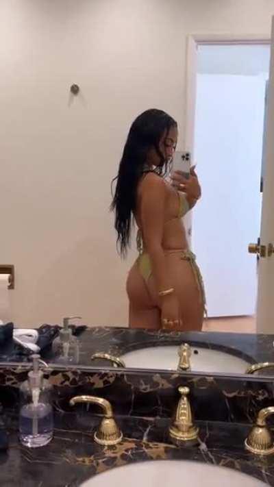 shenseea bikini mirror