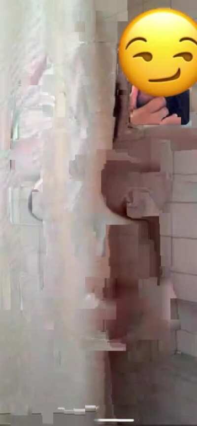 My first video call with my sons math teacher during corona and this is how she decides to call me 😳😳😳