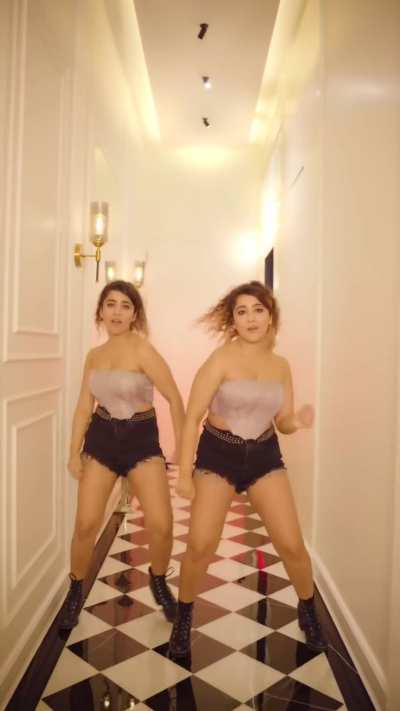 Surabhi Smariddhi Mehra (Chinki Minki) sexy dance