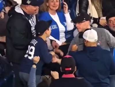 When a Blue Jays fan caught a Judge homer and he did this.