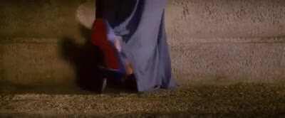 Kristen Bell kicks her pumps off