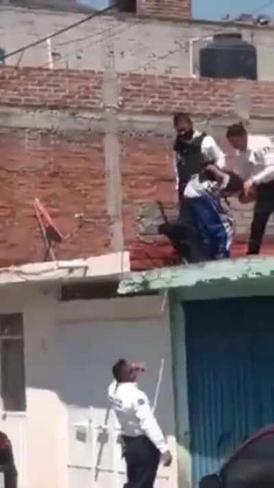 Smooth arrest here in Michocan Mexico. Caught a sicario with some rifles on the roof. Cop is on some 007 shit