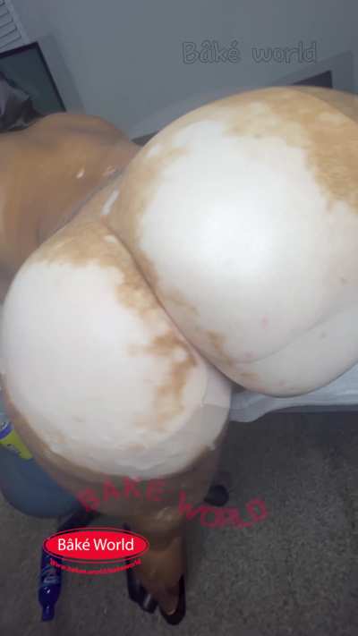 Bake world paint a few more white spots on vitiligo booty 🧴