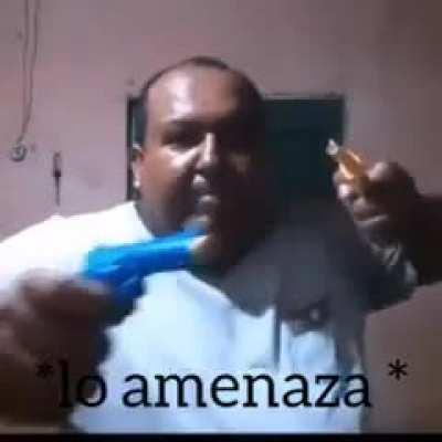 * lo amenaza *