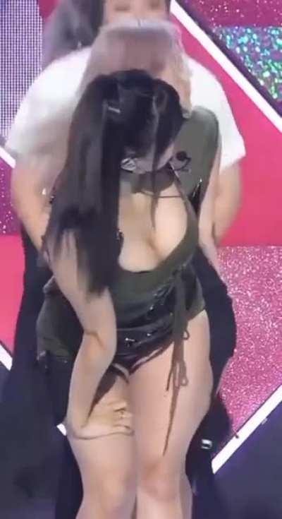 The cameraman knows what he's doing 😏