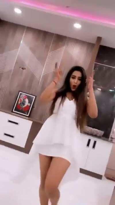 Ye Gima bhen ki lodi ghar me bhi ese thighs dikha kar naachti hogi bechare naukro ka kya haal hora hoga 😅💦malkin ji ki thighs ke darshan free me😂💦😋