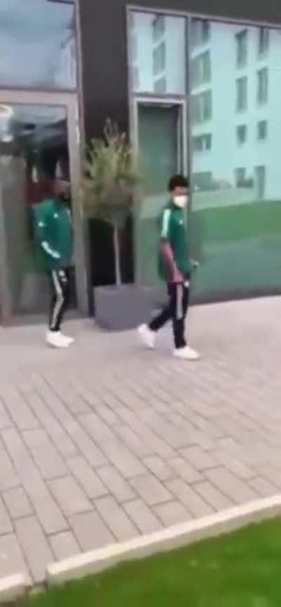 A fan outside Bayern’s training ground today: “Alaba, if you want to go to Madrid and play with Vinicius, better come with me and work as a laborer”.