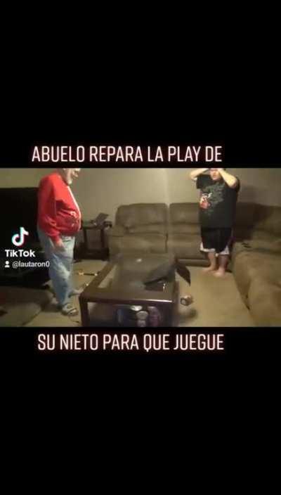 Abuelo le prepara la play a su hijo 😎😎😎