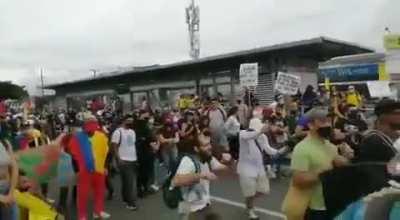 Lucas Villa Vasquez, el estudiante de la UTP quien fue disparado por hombres vestidos de civil en Pereira hoy. Estos son los llamados 'vándalos' que están matando