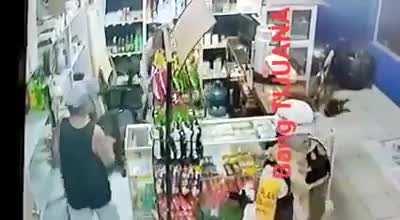 Guardia Nacional extorting a business (cobrando piso)