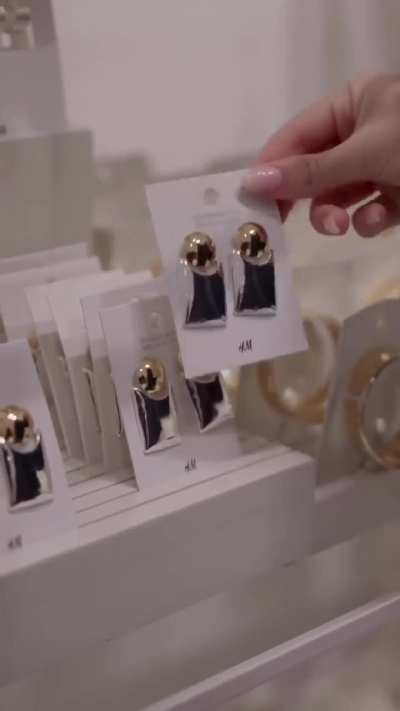 H&M / Ph. Gulnaz Ahmadi - IG November 2025