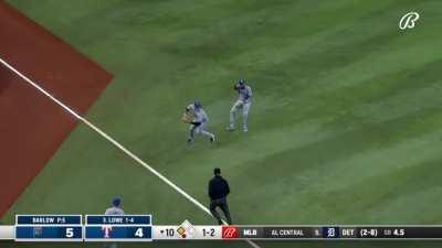 [Highlight] Bobby Witt Jr makes a spectacular running catch in shallow left field for the 2nd out and keeps the tying run at 3rd