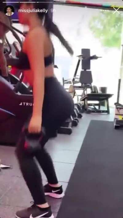 great camera work. Love the zoom on the 🍑