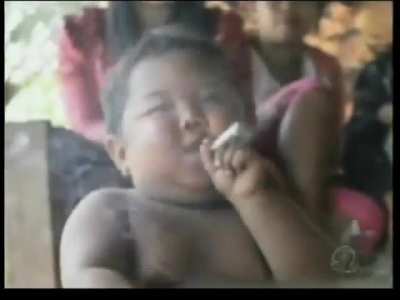 bebe fumante matuto carburando igual adulto