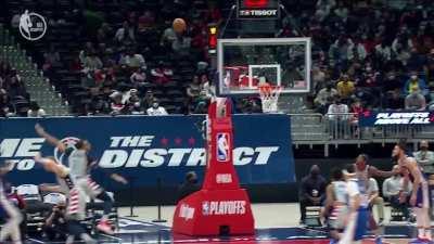 [Highlight] Embiid drains the fadeaway over double team to give him 36