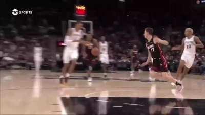 [Highlight] Victor Wembanyama with the no-dribble, euro step dunk in transition (with replay)