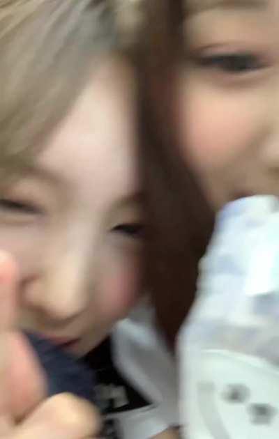 220207 - Nayeon and Tzuyu wink
