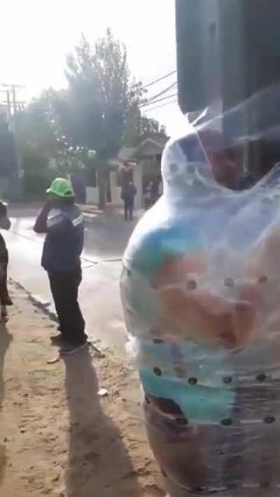 Chilean car thief trying to rob an elderly man gets caught.