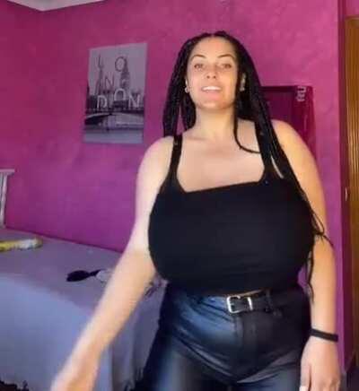 The force of her arm made her titty bounce🥵