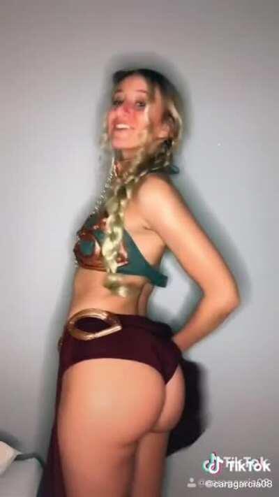 Slave Leia got cakes😳🍑