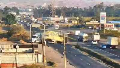 On the morning of Thursday, February 12, 2026, a spectacular accident occurred on the Libramiento Norte of Irapuato, Guanajuato, involving a tractor-trailer and a 
