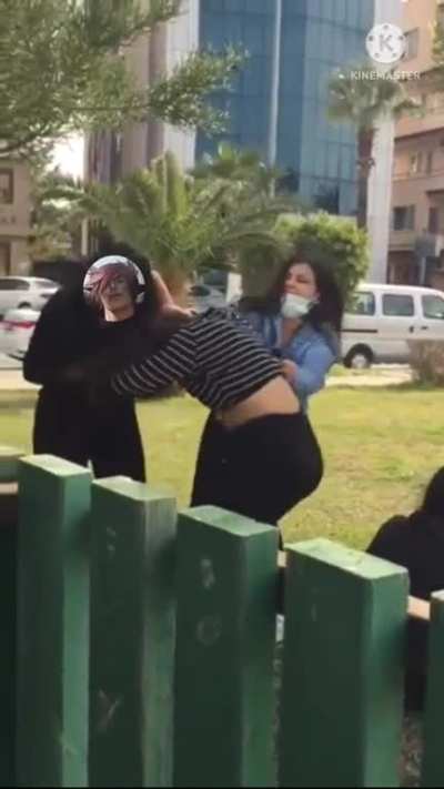 DÖVÜŞEN KIZLARA LOLDEKİ SETT ÇARININ EDİTİNİ YAPTIM