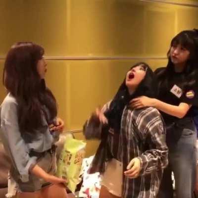 Eunha do the tricks but fail. 😅