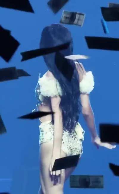 Lalisa again & again 🥵