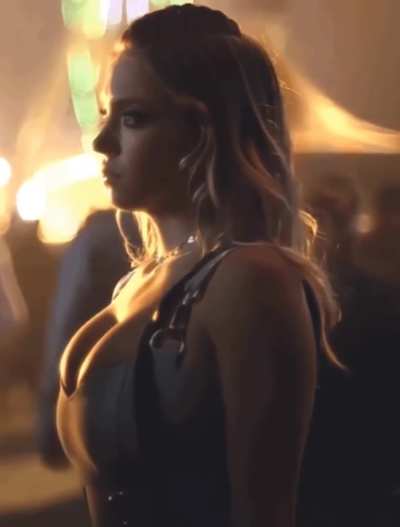 Not sure if this is allowed, since it isn’t technically BE, but I figured this sub would enjoy this clip of Sydney Sweeney seemingly inflating just by breathing