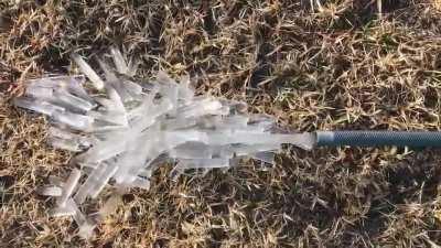 Выливаем лёд из шланга