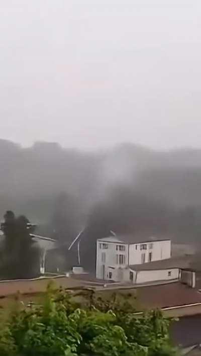 🔥 Lightning strike disintegrates a huge tree 🔥
