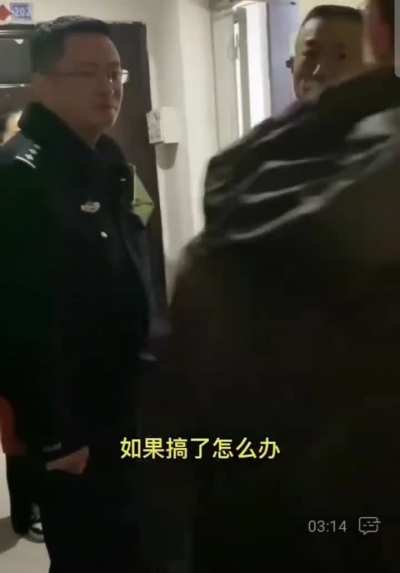 四川成都一男子在微信群喊几个亲朋好友圣诞节十六点到家里聚会，没过半个小时，帽子哥找上了门。