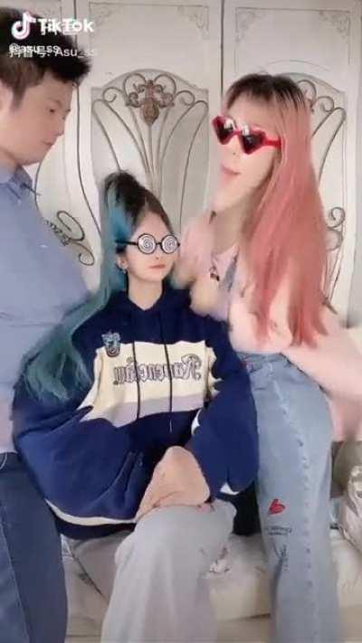 Banda acabo de hacer un descubrimiento, el vato si hace cosplay pero tambien hay una morra, quien sabe quien sea quien(igual les daba)