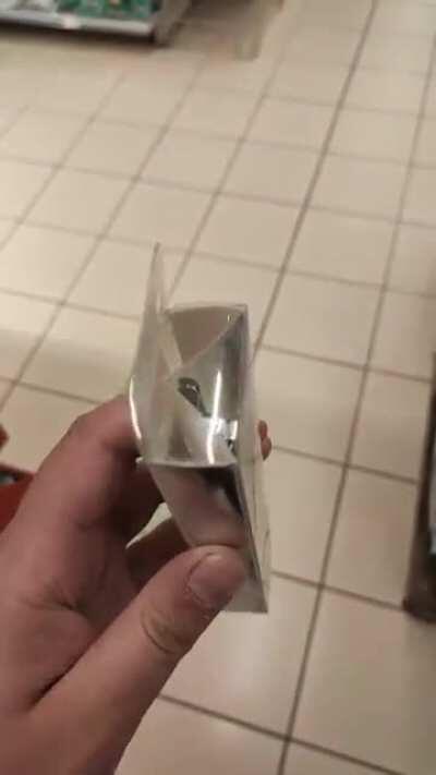 Using mirror-like packaging to make it seem like there are 3 pens inside, looks even more convincing irl.