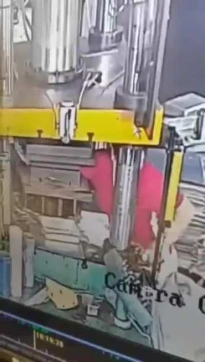 [LFO] Woman’s Arm Flattened in Chinese Factory Accident