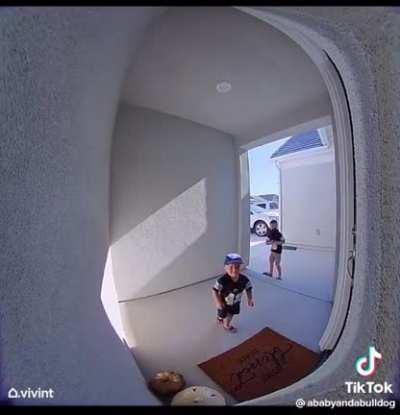 kid meets a smart doorbell for the first time and freaks out.