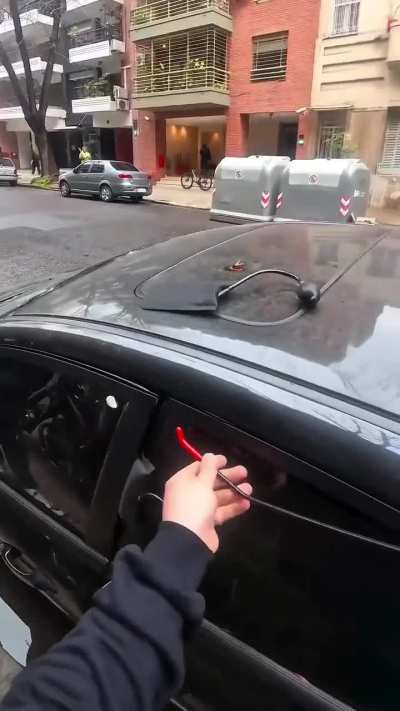 Ruso perdió las llaves de su vehículo y un cerrajero lo salvó del apuro