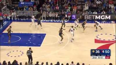 [Highlight] Tyrese Maxey drills his 3rd and 4th threes in his first 10 minutes to give him 19 points