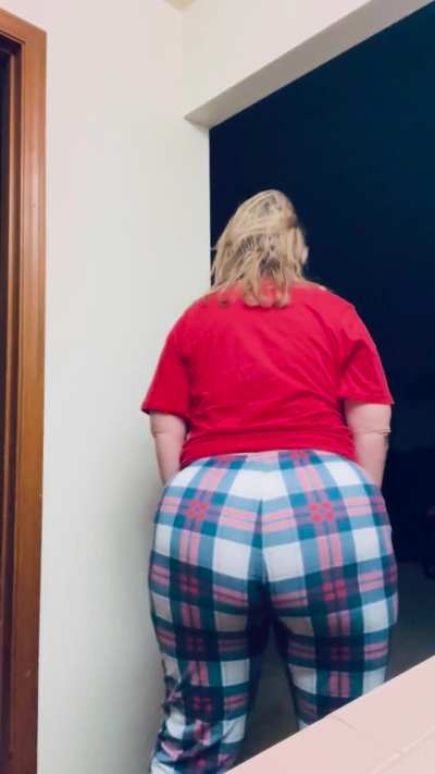 Pajama farts are my favorite! Coming from this Big Ass, it sounds like I stepped on a duck 🦆 💨 😝 