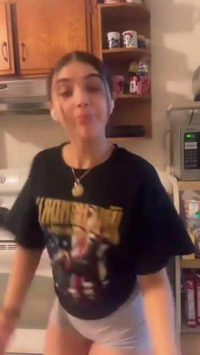 wouldn’t take out my face from her fat ass😩