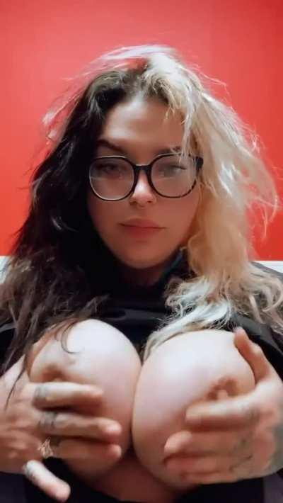 The best part of being your own boss? Being able to sneak away to the bathroom to show your big milf titties to Reddit🤫