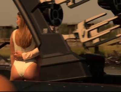 Madelyn Cline (Outer Banks)