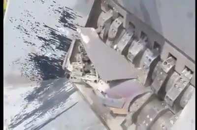 Um carro e um triturador.