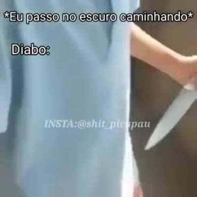 *acordei pra me hidratar e assustei o diabo*