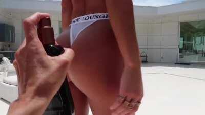 I love it when she flexes her ass