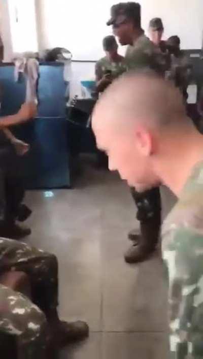 Melhor fazer estoque de saliva, porque se depender de pólvora...